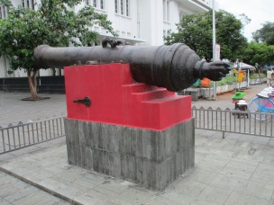 The Canon si Jagur, now mounted in the square.